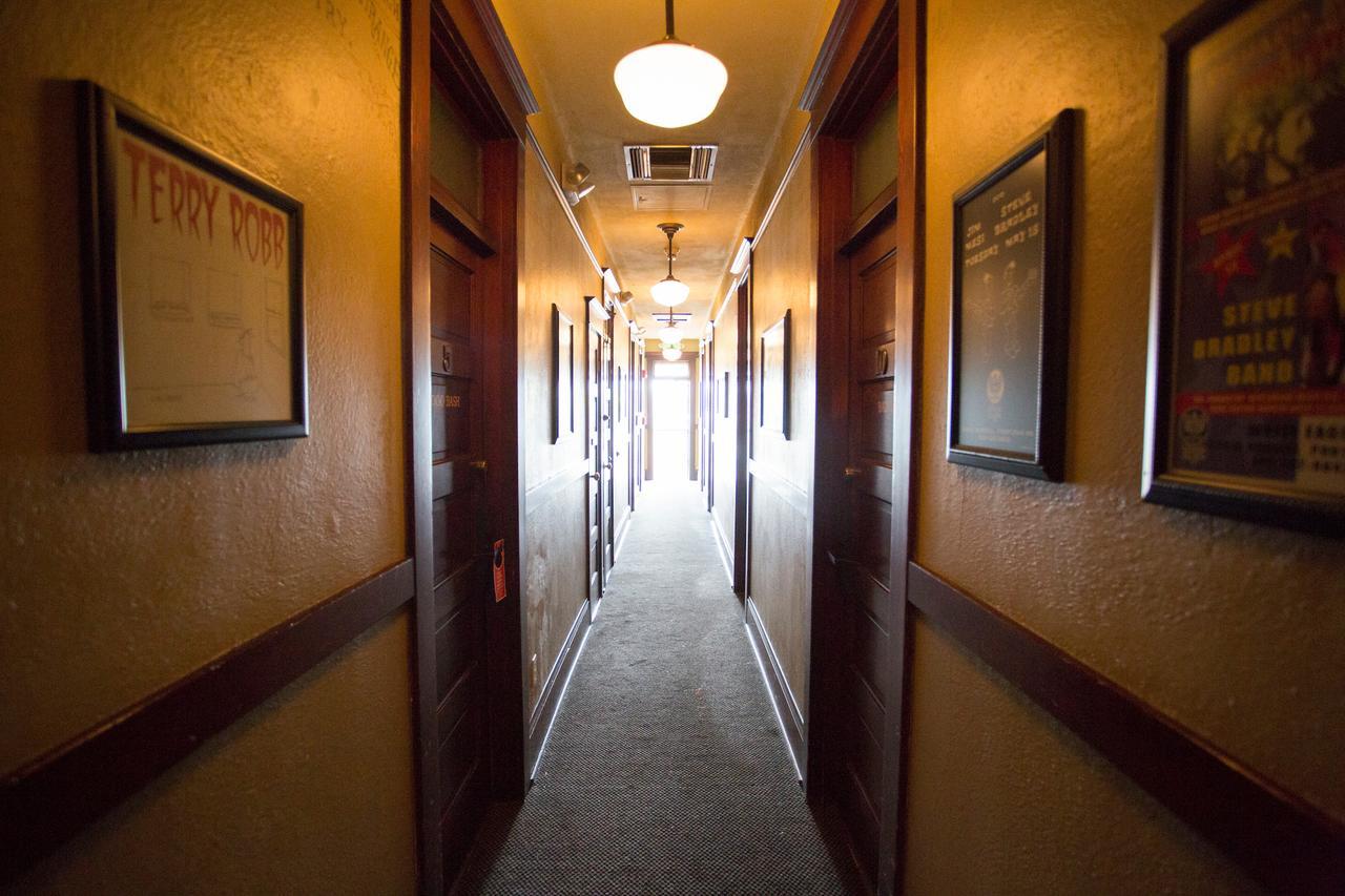 Mcmenamins White Eagle Rock & Roll Hotel Portland Exterior foto